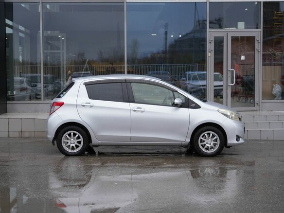2012 Toyota Vitz III (XP130), серый, 810000 рублей - вид 3