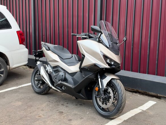 2026 Honda Forza, бежевый, 1600000 рублей - вид 2