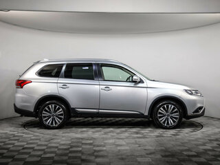 2019 Mitsubishi Outlander III Рестайлинг 3, серебристый, 1749777 рублей, вид 4