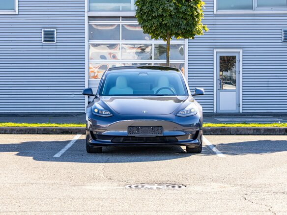 2023 Tesla Model 3 I Рестайлинг, серый, 3295000 рублей - вид 1
