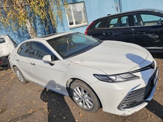 2023 Toyota Camry VIII (XV70) Рестайлинг, белый, 3322000 рублей, вид 3