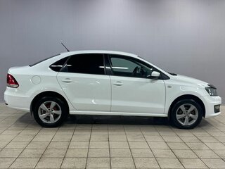 2015 Volkswagen Polo V Рестайлинг, белый, 690000 рублей, вид 4