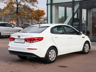 2016 Kia Rio III Рестайлинг, белый, 1050000 рублей, вид 4