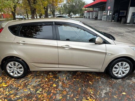 2013 Hyundai Solaris I, бежевый, 850000 рублей, вид 4
