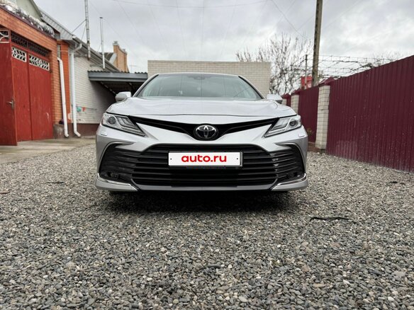 2021 Toyota Camry VIII (XV70) Рестайлинг, серебристый, 3900000 рублей - вид 2