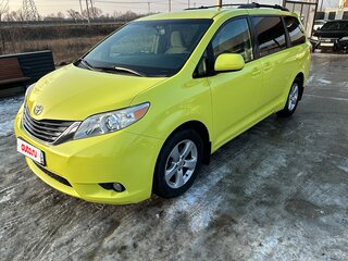 2017 Toyota Sienna III Рестайлинг, жёлтый, 2000000 рублей, вид 1