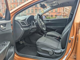 2017 Hyundai Solaris II, оранжевый, 819000 рублей, вид 3