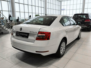 2017 Skoda Octavia III (A7) Рестайлинг, белый, 1650000 рублей, вид 5