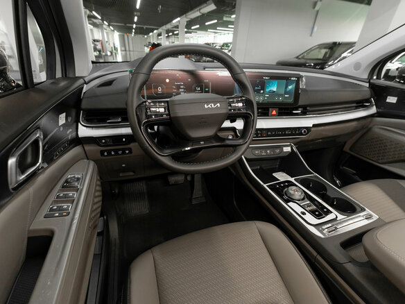 2026 Kia Carnival IV Рестайлинг, серый, 7200000 рублей - вид 6