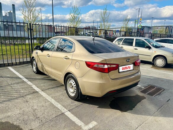 2013 Kia Rio 4-speed III, бежевый, 820000 рублей - вид 4