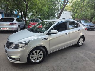 2017 Kia Rio III Рестайлинг, серебристый, 1500000 рублей, вид 1