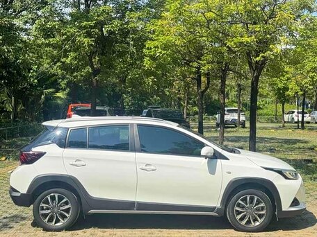 2022 Toyota Yaris IV, белый, 950000 рублей, вид 4