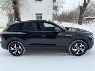 2019 Volkswagen Touareg III, чёрный, 5800000 рублей, вид 4