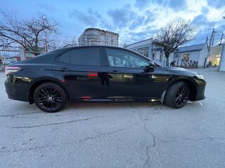 2021 Toyota Camry VIII (XV70) Рестайлинг, чёрный, 4200000 рублей, вид 4