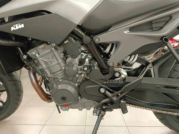 2023 KTM 790 Duke, серый - вид 13