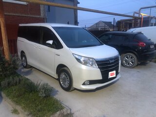 2014 Toyota Noah III (R80), белый, 1860000 рублей, вид 1