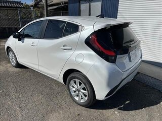 2025 Toyota Aqua II Рестайлинг, белый, 1870000 рублей, вид 3