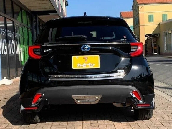 2022 Toyota Yaris IV, чёрный, 959027 рублей - вид 4