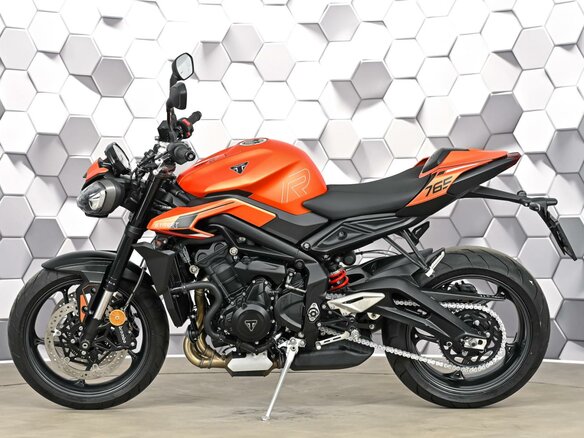 2025 Triumph Street Triple, оранжевый, 1289000 рублей - вид 3