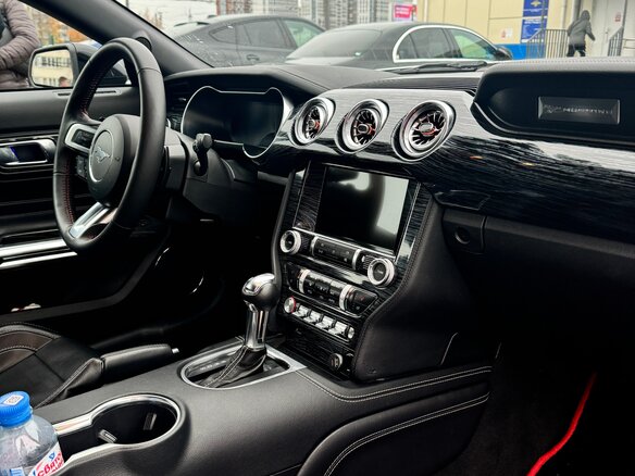 2022 Ford Mustang VI Рестайлинг, белый, 3250000 рублей - вид 2