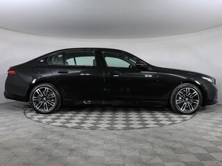 2025 BMW 5 серии Long 530Li xDrive VIII (G60/G61/G68), чёрный, 8550000 рублей, вид 4