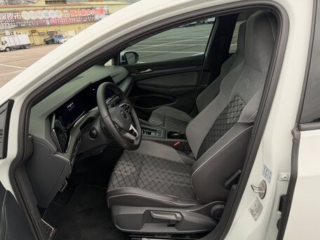 2023 Volkswagen Golf VIII, белый, 1990000 рублей, вид 3