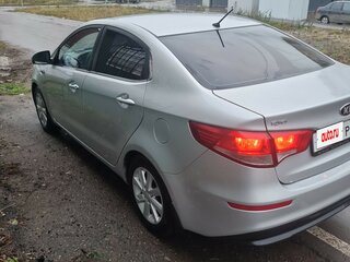 2015 Kia Rio III Рестайлинг, серый, 850000 рублей, вид 4