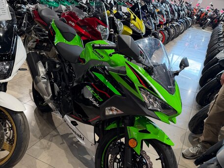 2022 Kawasaki Ninja 400, зелёный, 600000 рублей, вид 4