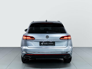2018 Volkswagen Touareg III, серебристый, 4321000 рублей, вид 5
