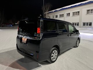 2019 Toyota Voxy III (R80) Рестайлинг, синий, 2500000 рублей, вид 4