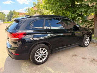 2021 BMW X1 18d xDrive II (F48) Рестайлинг, чёрный, 3800000 рублей, вид 2