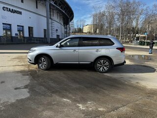 2018 Mitsubishi Outlander III Рестайлинг 3, серебристый, 2555000 рублей, вид 5