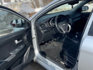 2017 Kia Rio III Рестайлинг, серебристый, 850000 рублей, вид 5