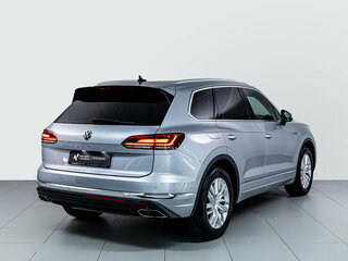 2018 Volkswagen Touareg III, серебристый, 4321000 рублей, вид 4