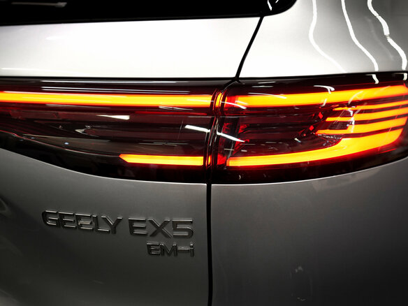 2026 Geely EX5 Гибрид EM-i, серебристый, 3974990 рублей - вид 4