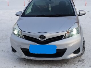 2014 Toyota Vitz III (XP130), серый, 880000 рублей, вид 1