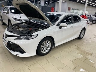 2018 Toyota Camry VIII (XV70), белый, 1900000 рублей, вид 3