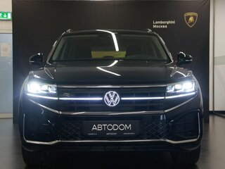 2025 Volkswagen Touareg III Рестайлинг, чёрный, 8590000 рублей, вид 4