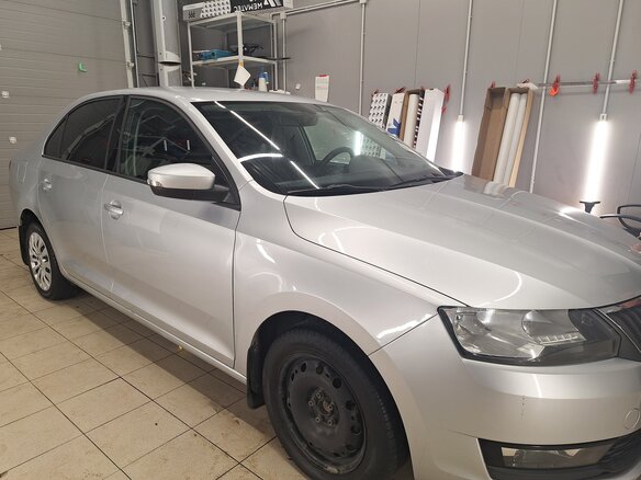 2018 Skoda Rapid I Рестайлинг, серебристый, 800000 рублей - вид 1