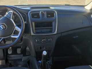 2018 Renault Logan II Рестайлинг, белый, 620000 рублей, вид 2