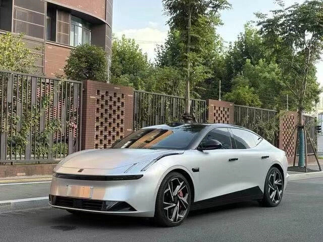 Открыть фотографии: Lynk & Co 10