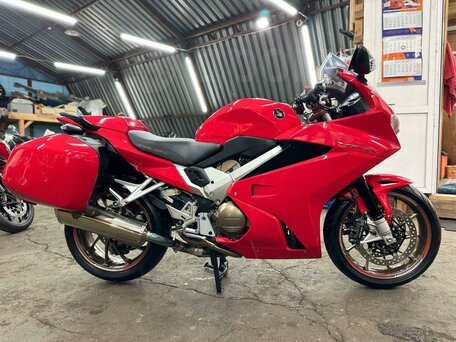 2014 Honda VFR 800, красный, 910000 рублей, вид 3