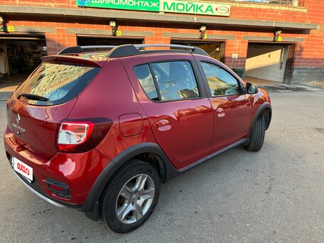 2021 Renault Sandero Stepway II Рестайлинг, красный, 1190000 рублей, вид 4