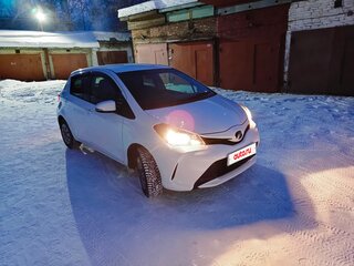 2015 Toyota Vitz III (XP130) Рестайлинг, белый, 910000 рублей, вид 3