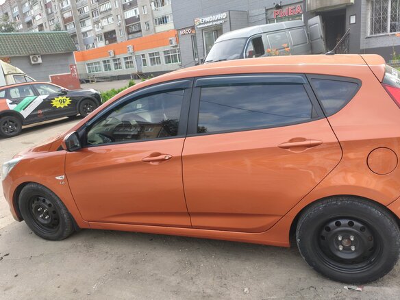 2015 Hyundai Solaris I Рестайлинг, оранжевый, 800000 рублей - вид 3