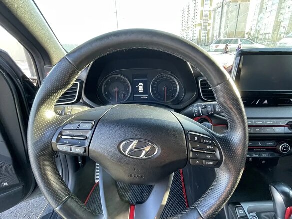 2019 Hyundai Veloster II, серый, 2500000 рублей - вид 9