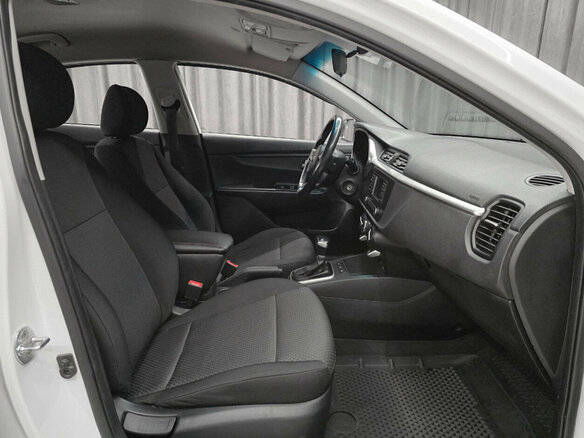 2020 Kia Rio IV Рестайлинг, белый, 980000 рублей - вид 9