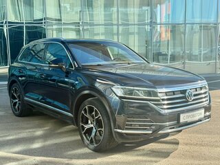 2021 Volkswagen Touareg III, чёрный, 6380000 рублей, вид 3
