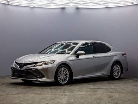 2019 Toyota Camry VIII (XV70), серебристый, 2315000 рублей, вид 1
