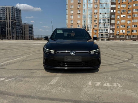 2023 Volkswagen Golf VIII, чёрный, 2150000 рублей, вид 4